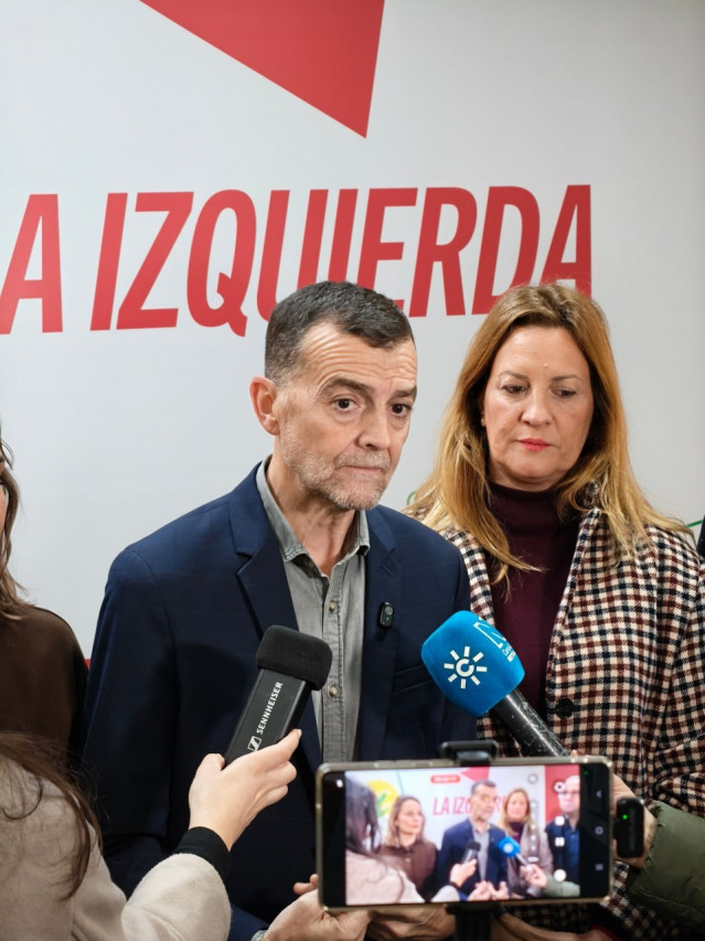 El coordinador federal de IU, Antonio Maíllo, atiende a los medios en el marco de un foro de alcaldes en Sevilla.