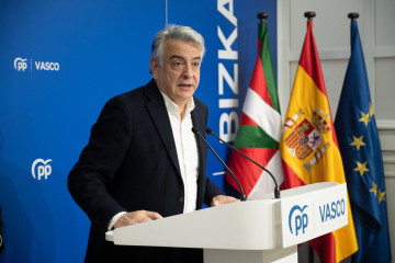 Archivo - El presidente del Partido Popular del País Vasco, Javier de Andrés, ofrece una rueda de prensa, en la sede del PP de Bilbao