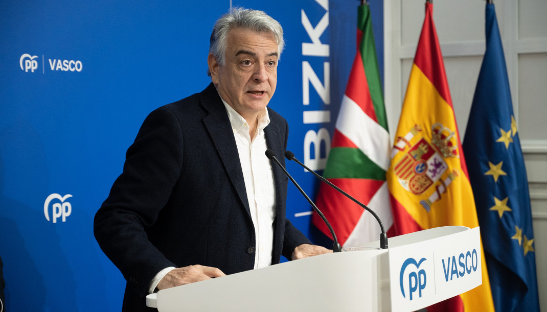 Archivo - El presidente del Partido Popular del País Vasco, Javier de Andrés, ofrece una rueda de prensa, en la sede del PP de Bilbao