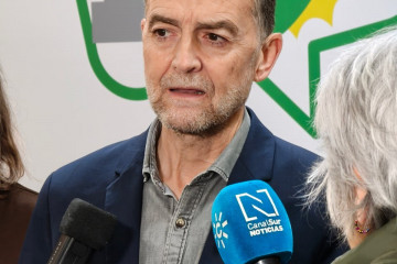 El coordinador federal de IU, Antonio Maíllo, atiende a los medios en Sevilla.