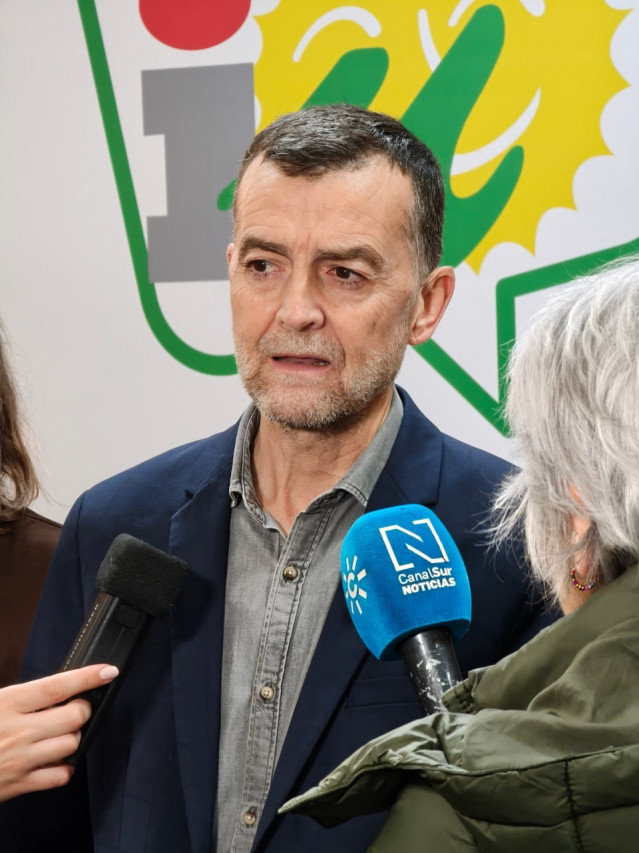 El coordinador federal de IU, Antonio Maíllo, atiende a los medios en Sevilla.