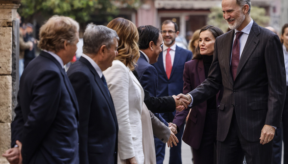 El Rey Felipe VI (i) y la reina Letizia (2i) saludan al president de la Generalitat Valenciana, Juanfran Pérez Llorca (3d); y a la alcaldesa de Valencia, María José Catalá (3i).