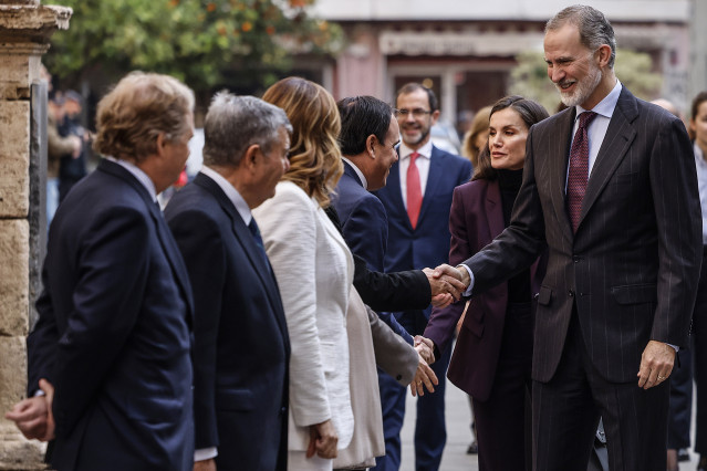El Rey Felipe VI (i) y la reina Letizia (2i) saludan al president de la Generalitat Valenciana, Juanfran Pérez Llorca (3d); y a la alcaldesa de Valencia, María José Catalá (3i).