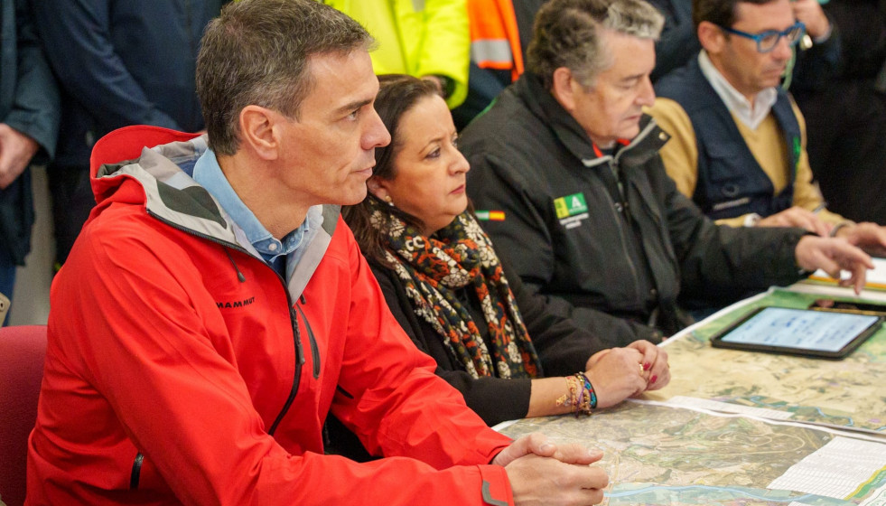 El presidente del Gobierno, Pedro Sánchez, en el puesto de mando avanzado por el temporal en San Roque (Cádiz)