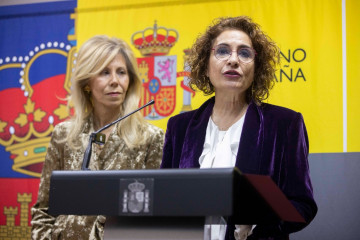 La vicepresidenta primera del Gobierno, María Jesús Montero, ofrece una rueda de prensa en Huelva.