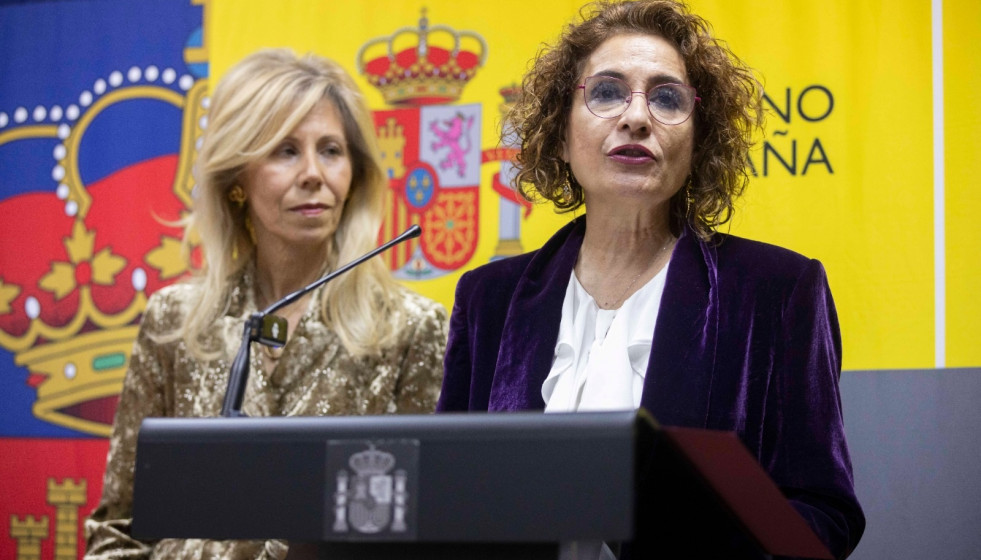 La vicepresidenta primera del Gobierno, María Jesús Montero, ofrece una rueda de prensa en Huelva.