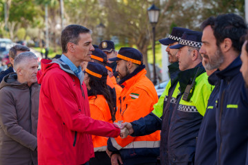 El presidente del Gobierno, Pedro Sánchez, saluda a las Fuerzas y Cuerpos de Seguridad del Estado que están interviniendo en las zonas afectadas por el temporal en  San Roque A 6 de febrero de 2026