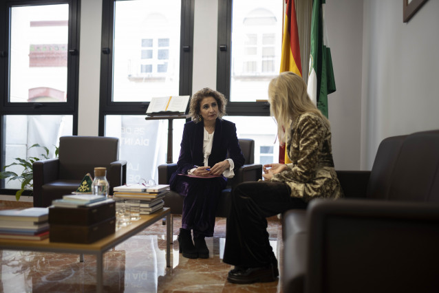 La vicepresidenta primera del Gobierno, María Jesús Montero, reunida con la subdelegada del Gobierno en Huelva, María José Rico.