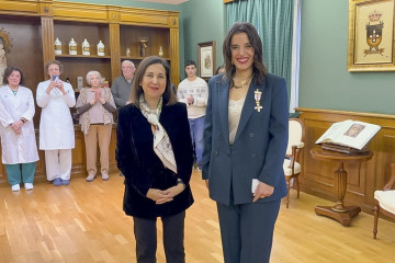 La ministra de Defensa, Margarita Robles, junto a la fisioterapeuta del Hospital General de la Defensa, en Zaragoza, que ha sido condecorada.