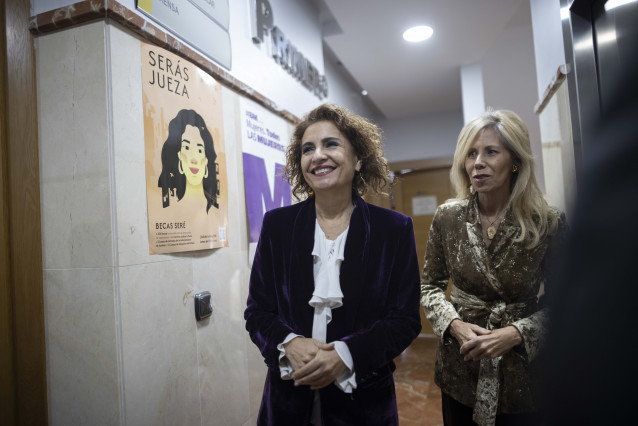 La vicepresidenta y ministra de Hacienda, María Jesús Montero, este viernes en Huelva junto a la subdelegada del Gobierno en la provincia, María José Rico.