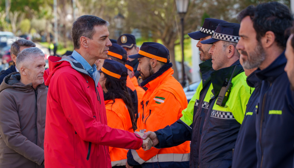 El presidente del Gobierno, Pedro Sánchez, saluda a las Fuerzas y Cuerpos de Seguridad del Estado que están interviniendo en las zonas afectadas por el temporal en  San Roque A 6 de febrero de 2026