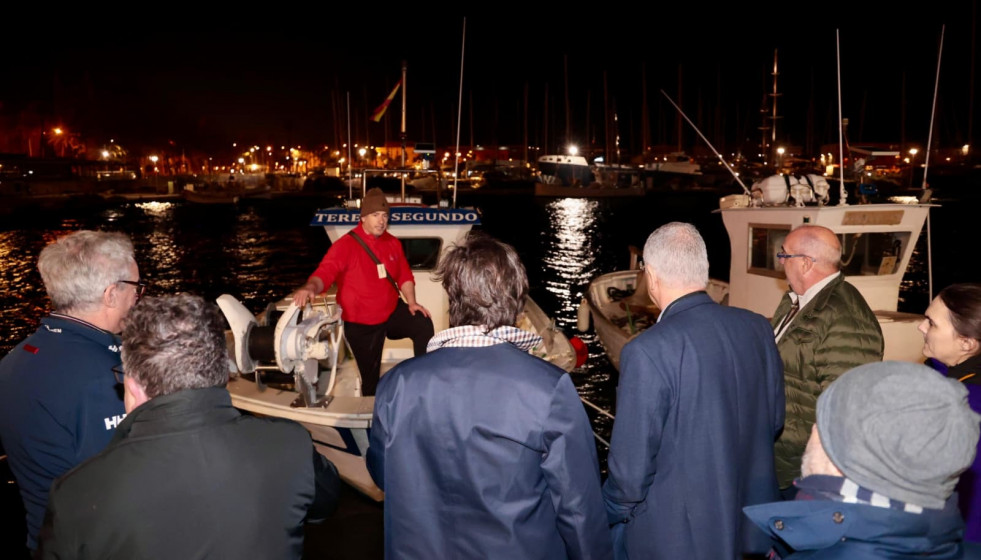 Pescador conversa con el comisario europeo de Pesca y Océanos, Costas Kadis, para trasladarle sus reivindicaciones.