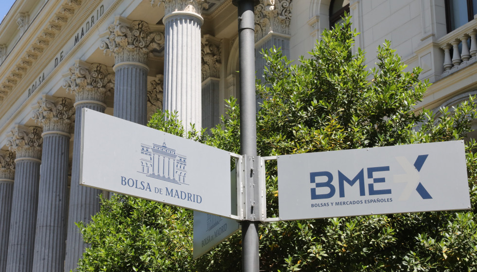 Archivo - Señal de la Bolsa de Madrid frente a la fachada del edificio, en Madrid (España)