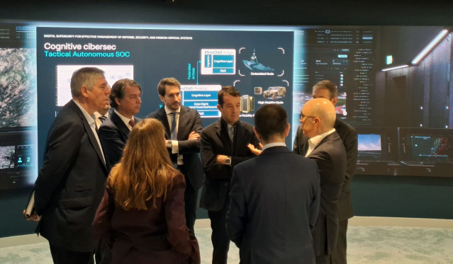 Archivo - Los principales directivos de Indra en una presentación de IndraMind con el presidente de Airbus