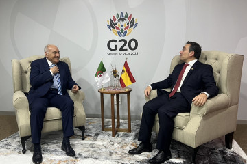 Archivo - El ministro de Exteriores de Argelia, Ahmed Attaf, y el ministro de Asuntos Exteriores, Unión Europea y Cooperación de España, José Manuel Albares, en los aledaños del G20 en Johannesbu