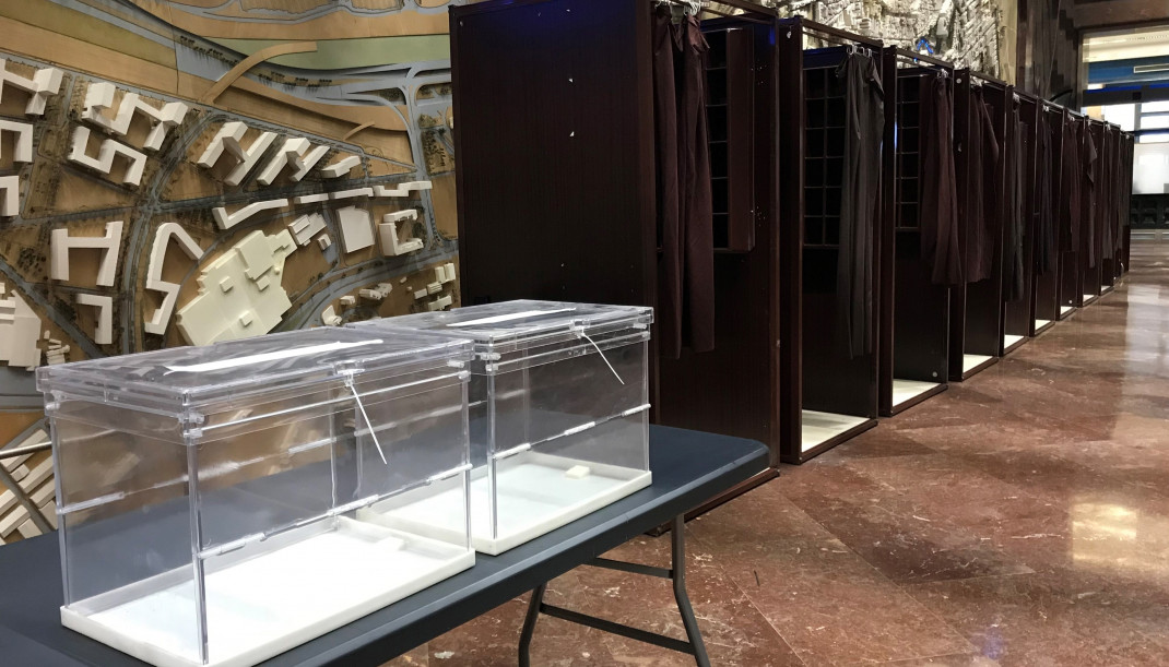 Archivo - El hall del Ayuntamiento de Zaragoza se convierte en colegio electoral.