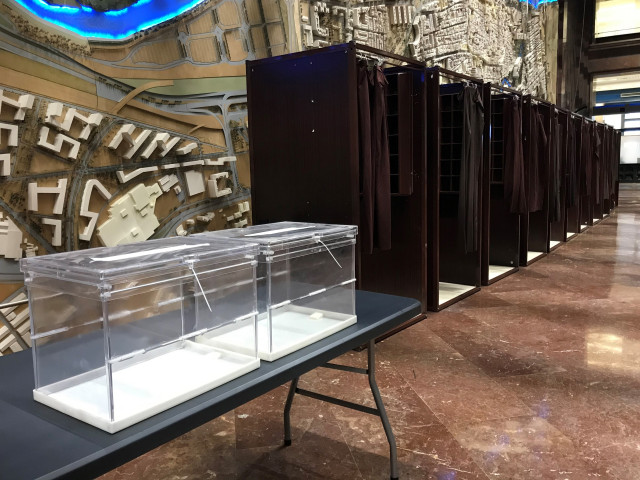 Archivo - El hall del Ayuntamiento de Zaragoza se convierte en colegio electoral.