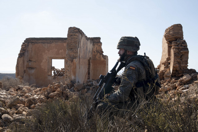 Archivo - El Ejército de Tierra realiza una demostración dinámica en el Campo de Maniobras y Tiro 'Álvarez de Sotomayor' en Viator (Almería)