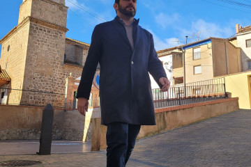 El candidato de Vox a la Presidencia del Gobierno de Aragón, Alejandro Nolasco, paseando por Villastar.