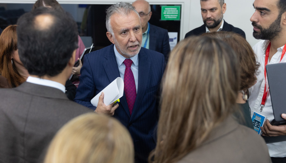 Archivo - El ministro de Política Territorial, Ángel Víctor Torres, a su salida de una rueda de prensa posterior a la reunión entre el presidente del Gobierno y la presidenta de Baleares, a 25 de 