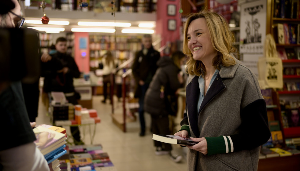 La candidata del PSOE a la Presidencia del Gobierno de Aragón, Pilar Alegría, acude en la jornada de reflexión a comprar un libro, en la Librería Cálamo, en Zaragoza.