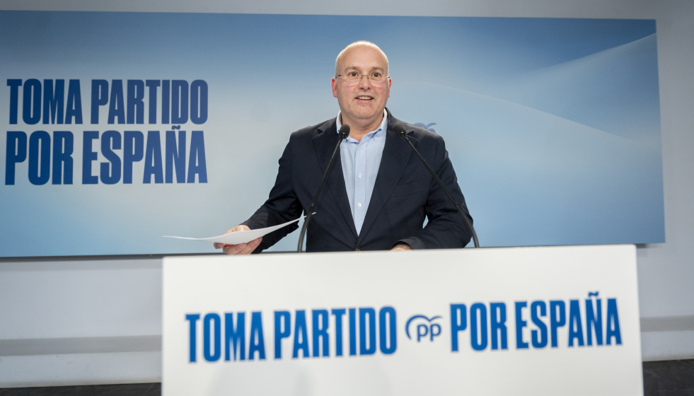 Archivo - El secretario general del PP, Miguel Tellado, ofrece declaraciones a la prensa durante el seguimiento de la noche electoral con motivo de las elecciones autonómicas en Extremadura, en la se