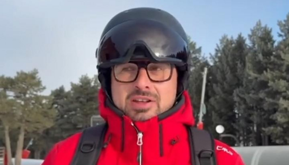 EL candidato del PAR a la Presidencia de Aragón, Alberto Izquierdo, este sábado en la estación de Aramón Valdelinares.