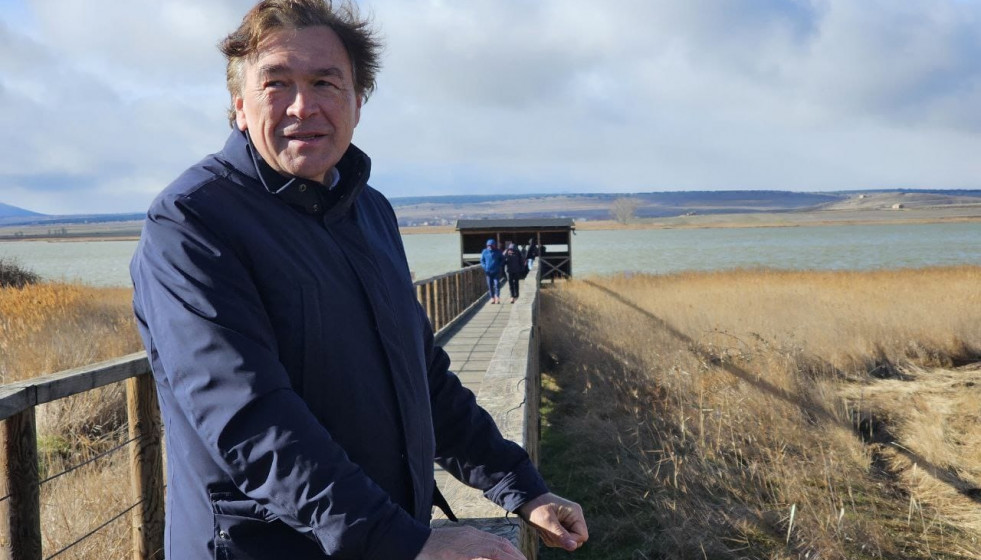 El candidato de Teruel Existe, Tomás Guitarte, en el humedal de la Laguna de Gallocanta.