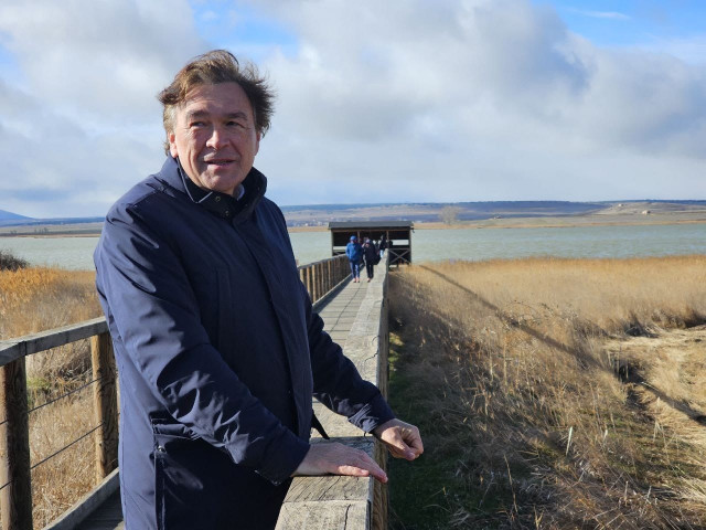 El candidato de Teruel Existe, Tomás Guitarte, en el humedal de la Laguna de Gallocanta.