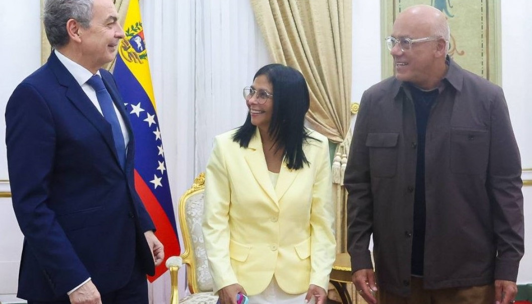 José Luis Rodríguez Zapatero, Delcy Rodríguez y Jorge Rodríguez en el Palacio de Miraflores de Caracas