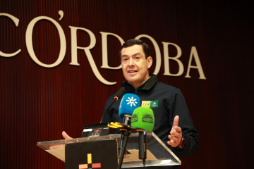 El presidente de la Junta de Andalucía, Juanma Moreno, comparece ante los medios en Córdoba.