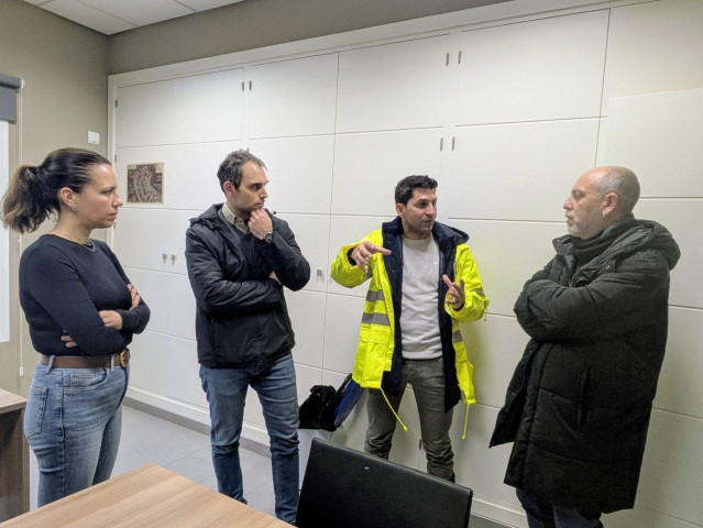El coordinador general de IU Andalucía y diputado en el Congreso, Toni Valero; el candidato de Por Andalucía por la provincia de Málaga a las Elecciones Autonómicas, Ernesto Alba; y el alcalde de Casares, Juan Luis Villalón