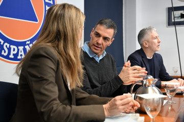 El presidente del Gobierno, Pedro Sánchez (c), acompañado por la vicepresidenta tercera y ministra para la Transición Ecológica y el Reto Demográfico, Sara Aagesen (i) a 7 de febrero de 2026, en 