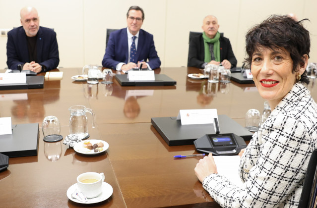 Archivo - (I-D) El secretario general de CCOO, Unai Sordo, el presidente de la CEOE, Antonio Garamendi, el secretario general de UGT, Pepe Álvarez, y la ministra de Inclusión, Seguridad Social y Migraciones, Elma Saiz.
