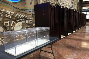 Archivo - El hall del Ayuntamiento de Zaragoza se convierte en colegio electoral.