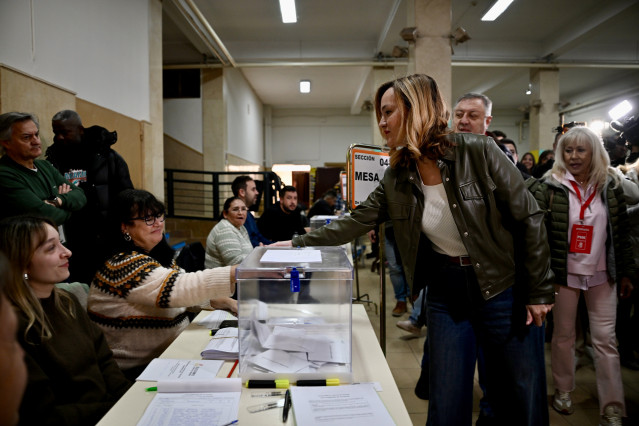 La candidata del PSOE a la Presidencia al Gobierno de Aragón, Pilar Alegría, ejerce su derecho al voto, en el IES Goya.