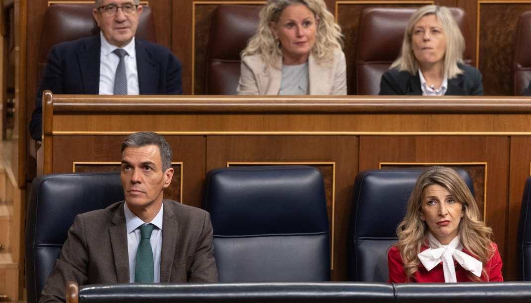 El presidente del Gobierno, Pedro Sánchez y la vicepresidenta segunda y ministra de Trabajo, Yolanda Díaz, en el Pleno del Congreso