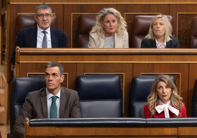 El presidente del Gobierno, Pedro Sánchez y la vicepresidenta segunda y ministra de Trabajo, Yolanda Díaz, en el Pleno del Congreso