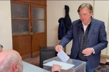 El candidato de Teruel Existe a la Presidencia de Aragón, Tomás Guitarte, vota en Navarrete del Río, localidad de Calamocha.