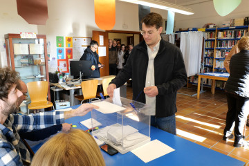 El candidato de CHA a la Presidencia de Aragón, Jorge Pueyo, ejerce su derecho al voto en Fonz (Huesca).