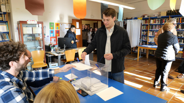 El candidato de CHA a la Presidencia de Aragón, Jorge Pueyo, ejerce su derecho al voto en Fonz (Huesca).
