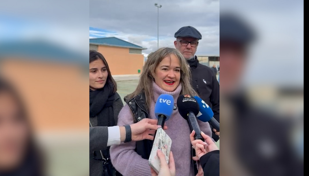 La candidata a las Cortes de Aragón por Podemos-Alianza Verde, María Goikoetxea, ha votado en Villanueva de Gállego (Zaragoza).