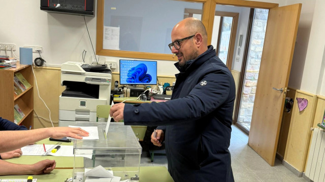 El candidato del PAR a la Presidencia de Aragón, Alberto Izquierdo, vota en Gúdar (Teruel).