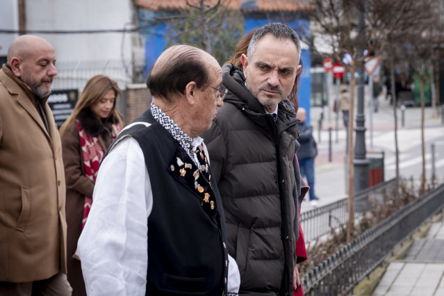 El alcalde de Móstoles, Manuel Bautista (d), asiste a la misa de Santa Águeda, en la ermita de Nuestra Señora de los Santos, a 7 de febrero de 2026, en Móstoles, Madrid (España).