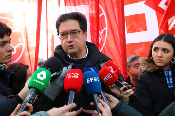 El secretario general del PSOE de Madrid , Óscar López, ofrece declaraciones a los medios antes del comienzo de la manifestación en defensa del sistema público de salud de Madrid, a 8 de febrero d