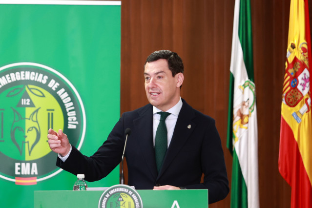 El presidente de la Junta de Andalucía, Juanma Moreno, interviene tras la reunión del comité asesor del Plan de Emergencias en la Sede de 112 Emergencias, a 3 de febrero de 2026 en Sevilla (Andalucía, España).