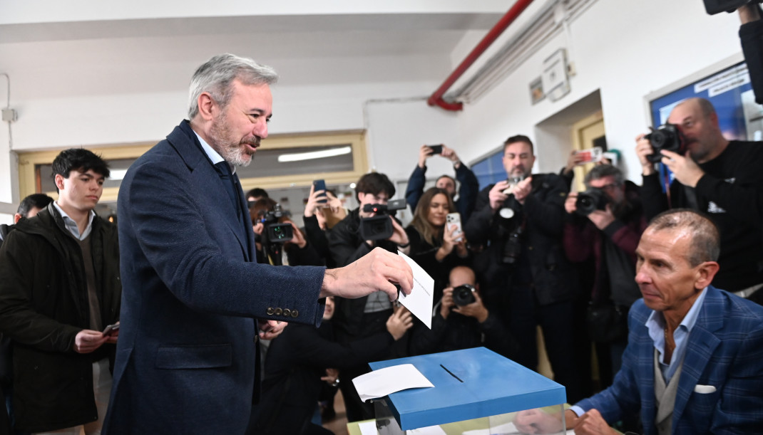 EuropaPress 7273625 candidato pp presidencia aragon jorge azcon ejerce derecho voto ies virgen