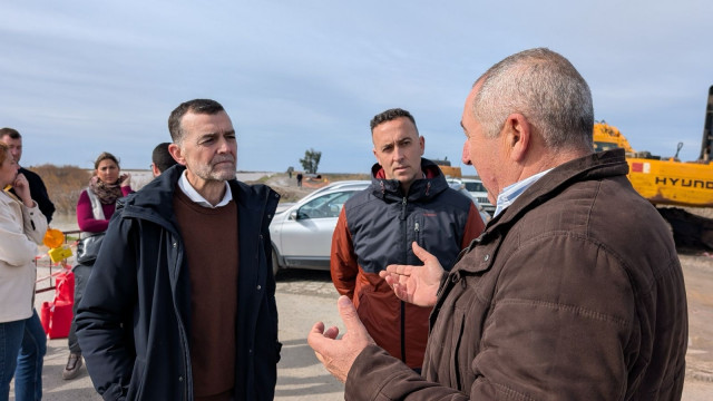 El coordinador federal de Izquierda Unida y candidato de la coalición Por Andalucía a la Presidencia de la Junta, Antonio Maíllo, visita la pedanía de El Torbal tras el paso de las borrascas