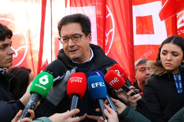 El secretario general del PSOE de Madrid, Óscar López, ofrece declaraciones a los medios antes del comienzo de la manifestación en defensa del sistema público de salud de Madrid, a 8 de febrero de 2026, en Madrid (España).