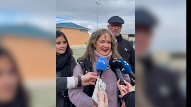 La candidata a las Cortes de Aragón por Podemos-Alianza Verde, María Goikoetxea, ha votado en Villanueva de Gállego (Zaragoza).